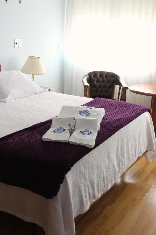dormitorio_cama_toalla_hotel_alhambra.webp