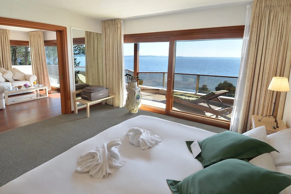 dormitorio_cama_hotel_del_lago.webp
