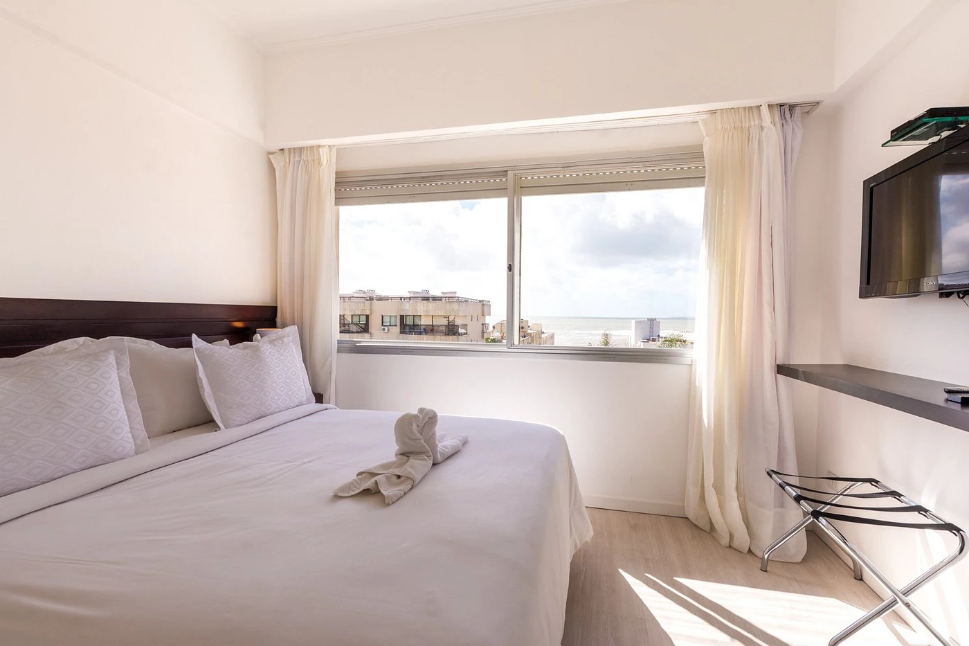 dormitorio_cama_matrimonial_tv_hotel_romimar.webp