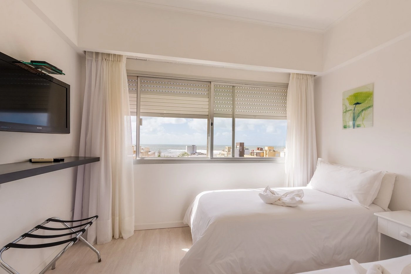 dormitorio_camas_individuales_tv_hotel_romimar.webp