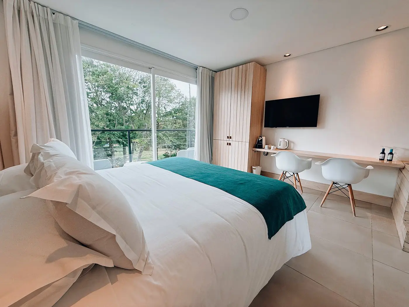 dormitorio_cama_tv_live_boutique.webp