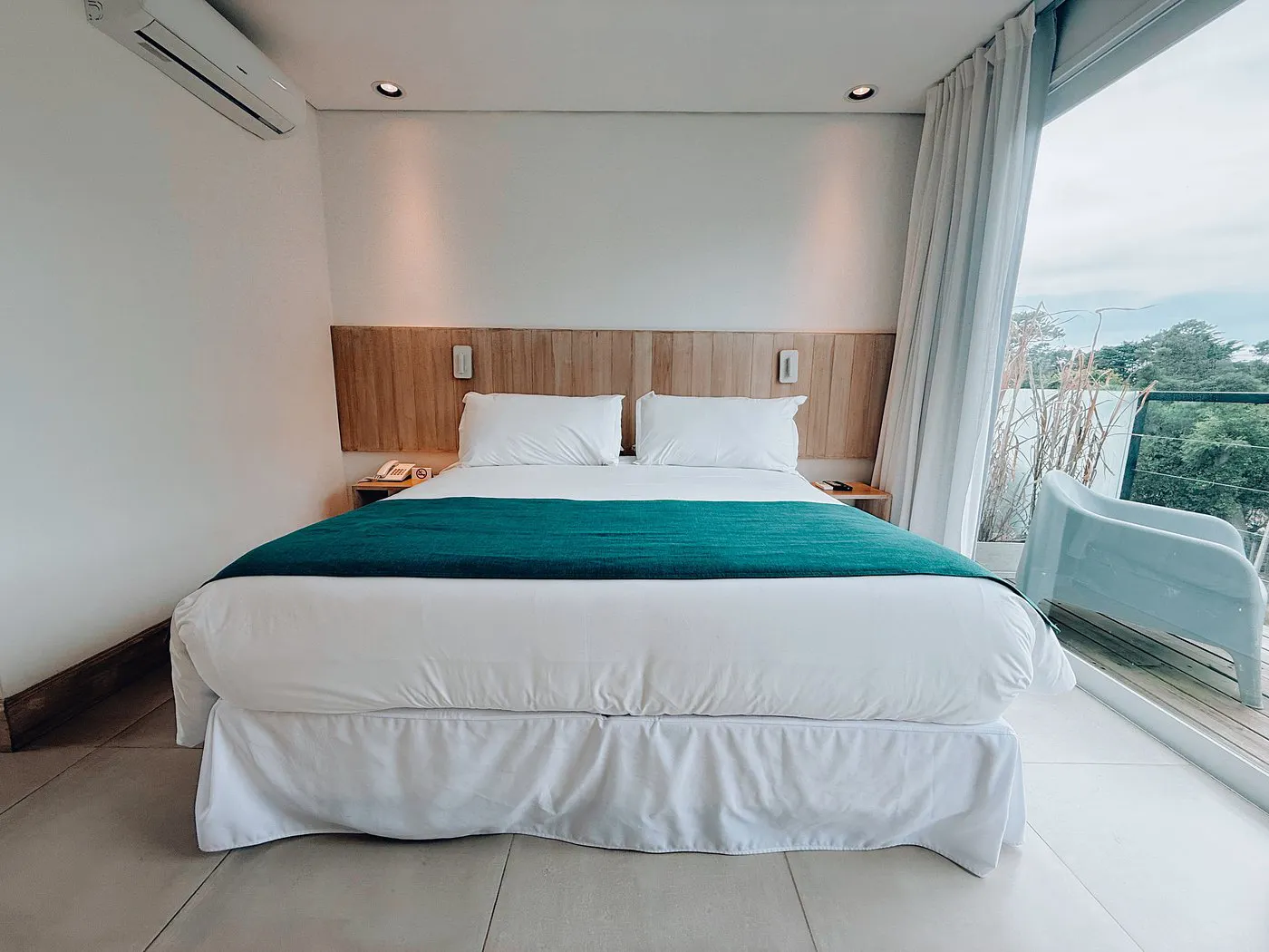 dormitorio_cama_matrimonial_balcon_live_boutique.webp
